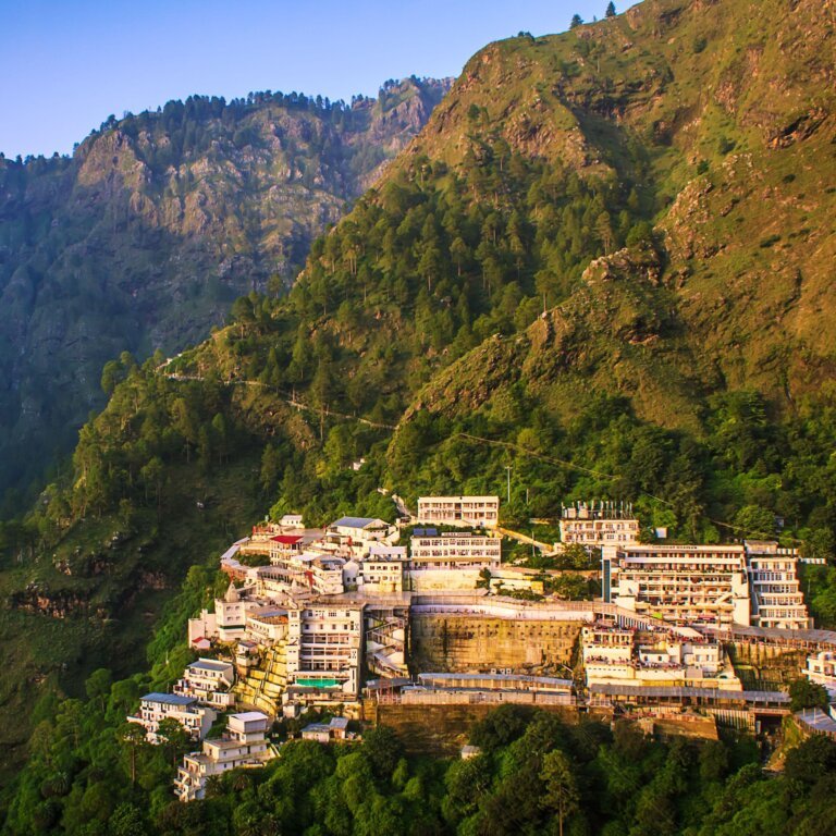 वैष्णो देवी जाने वाले श्रद्धालुओं को मिलेगी राहत, 4 नई फेस्टिवल स्पेशल ट्रेनें चलाएगा रेलवे